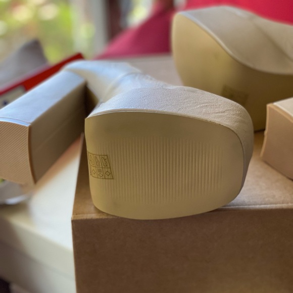 PLATFORM HEELS NWOB - Picture 4 of 4